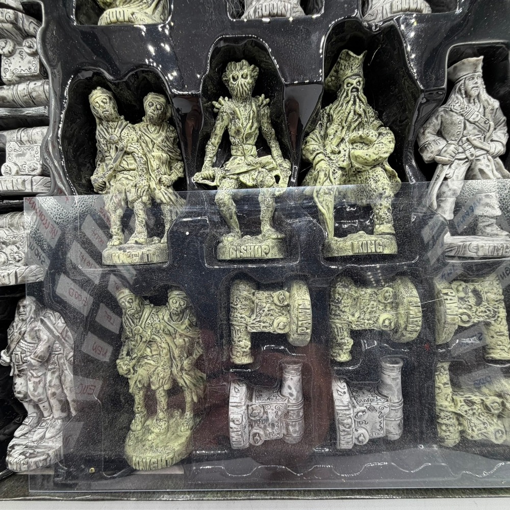 Disney Pirates of the Caribbean Dead Mans Chest Chess Collectors Edition 2006 - Picture 13 of 15